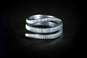 Fine hammered snake ring
