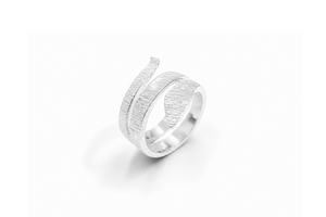 Finely hammered snake ring