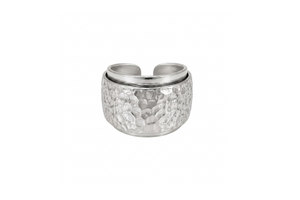 Double band hammered saddle ring