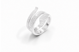 Finely hammered snake ring