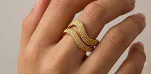 Finely hammered wave ring 2.5mm